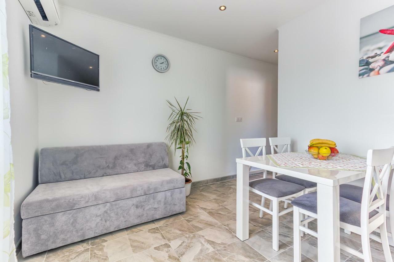 Apartment Adriano Бол Екстериор снимка